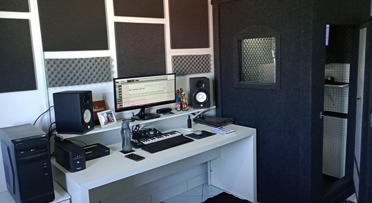 Eu gravarei uma locução de até 1 minuto com uma interpretação natural para o seu projeto.